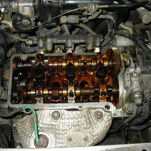 車のエンジン修理